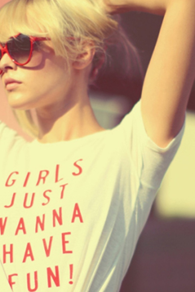 Блондинка в очках