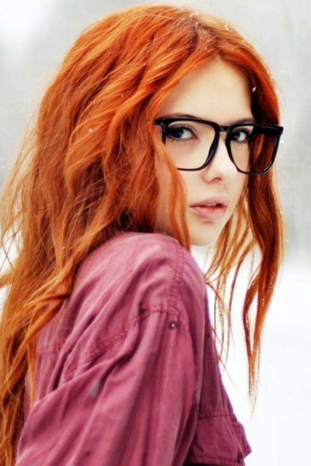 Рыжая девушка в очках