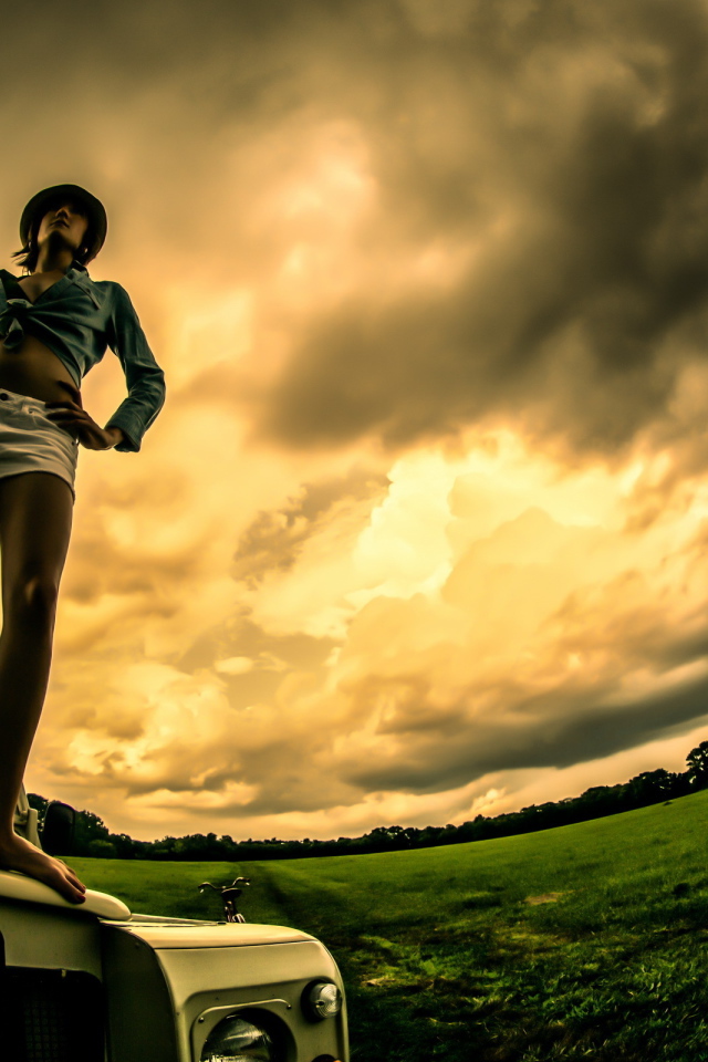 Девушка на капоте