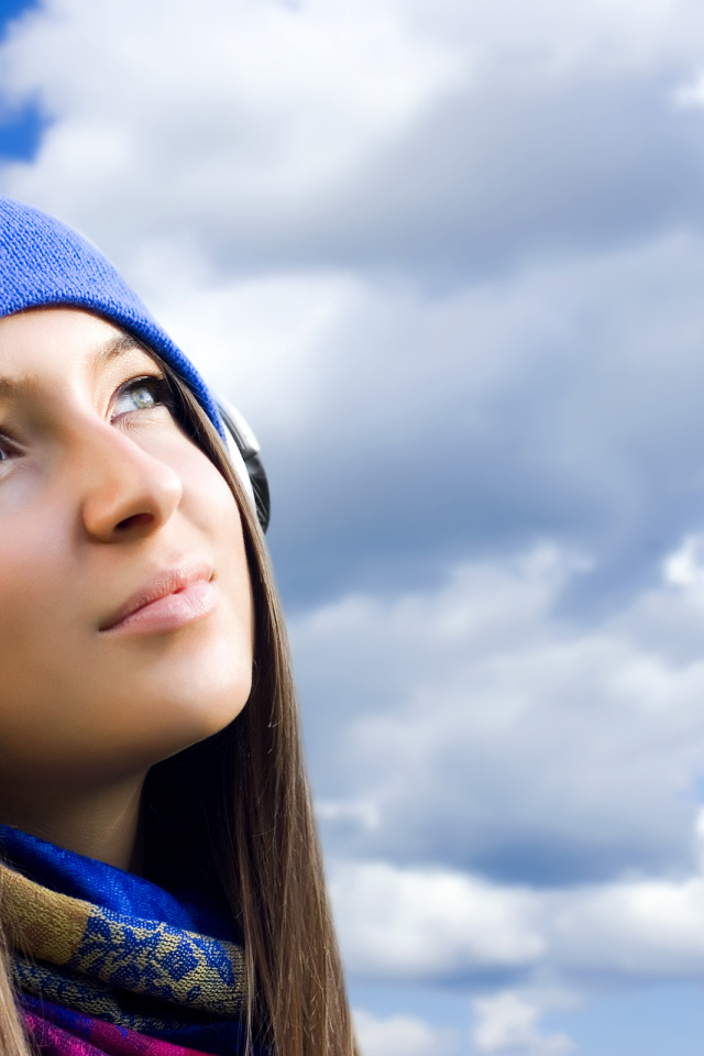 Девушка с наушниками