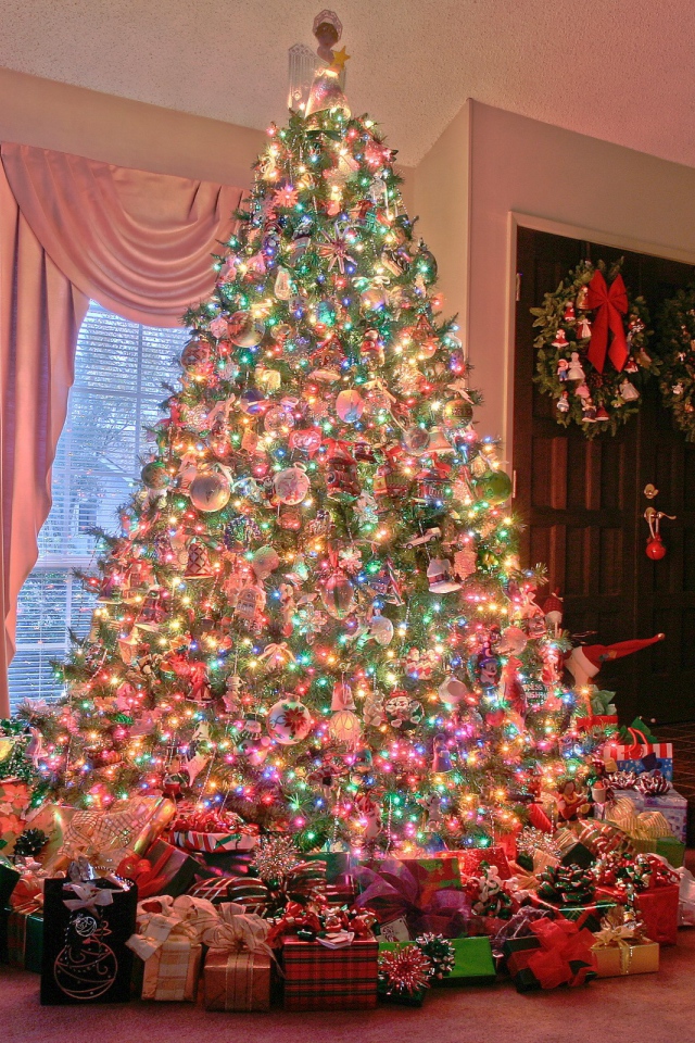 Рождественская елка с подарками