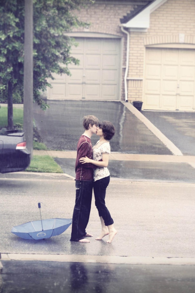 Поцелуй во время дождя