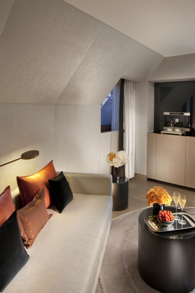 Комната с балконом