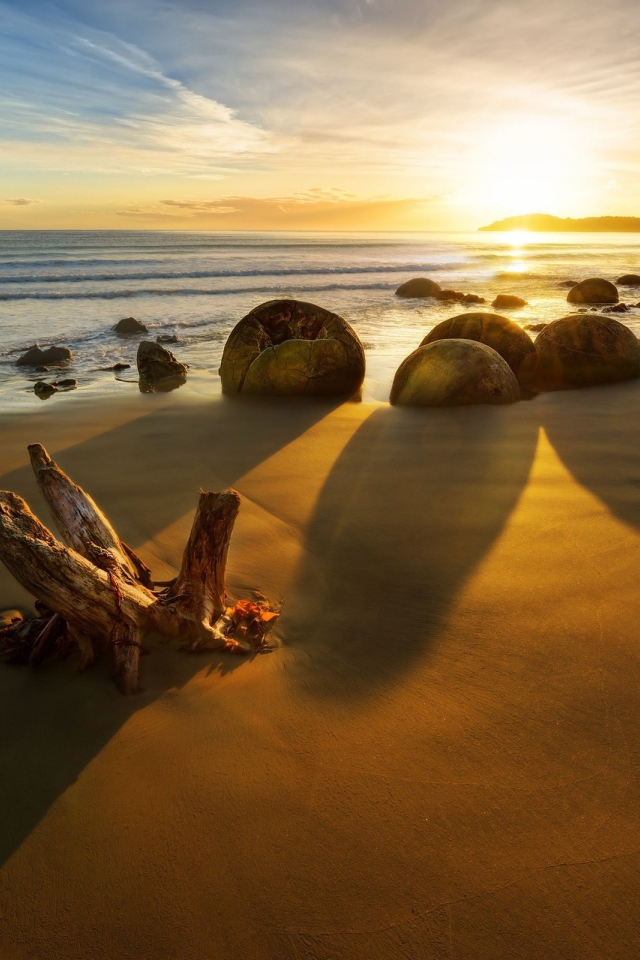 Каменные глыбы на золотом пляже