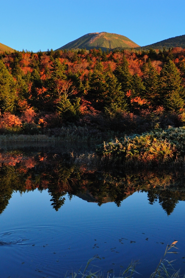 Горы у озера