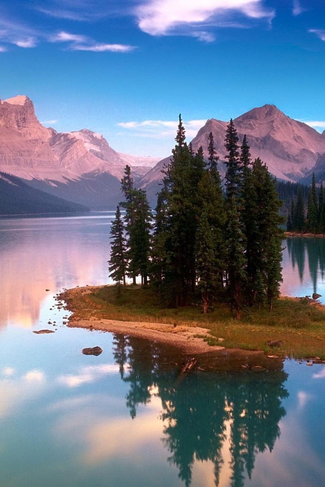 Озеро в долине у подножия гор