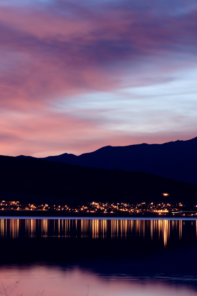 Город у подножия гор