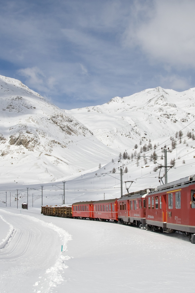 Поезд в снежных горах