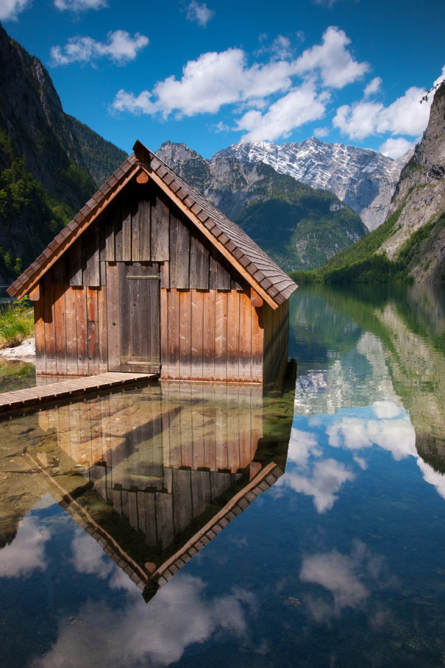 Сарай на озере