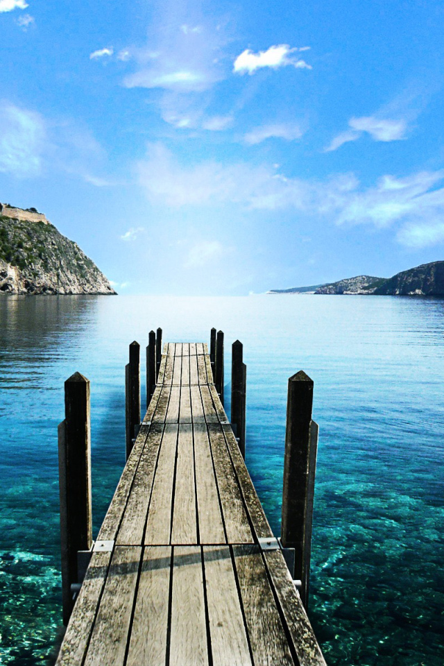 Бухта с причалом