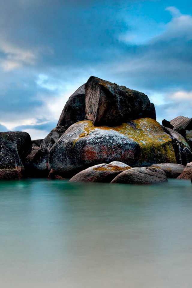 Камни на берегу