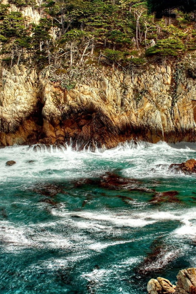 Скалы на берегу