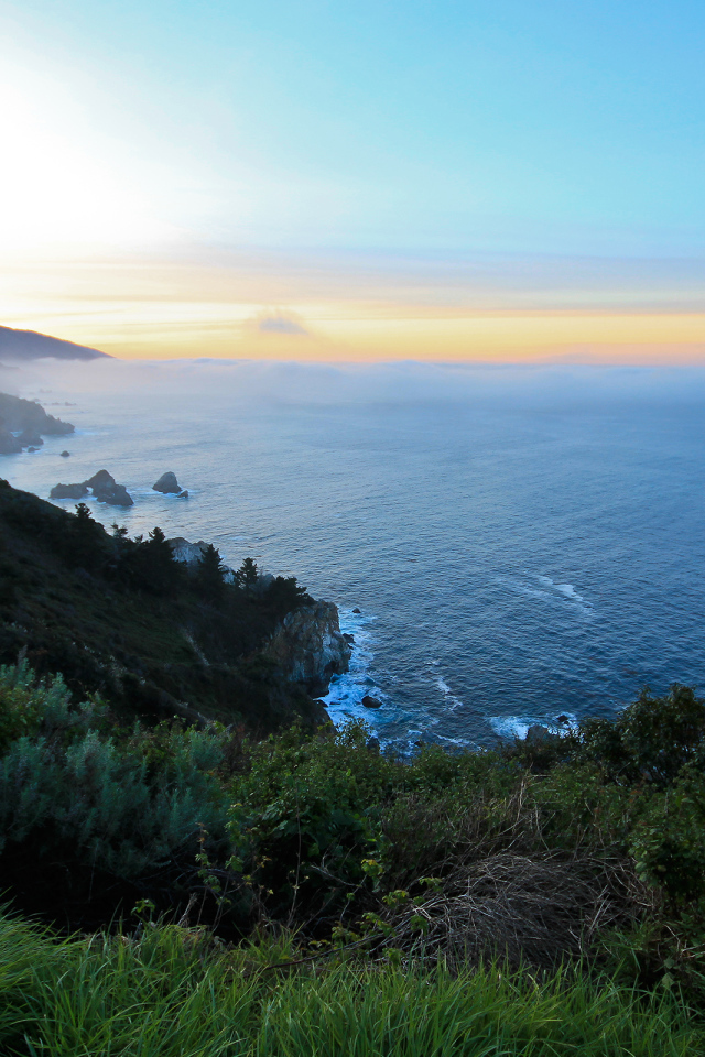 Скалистый берег на закате
