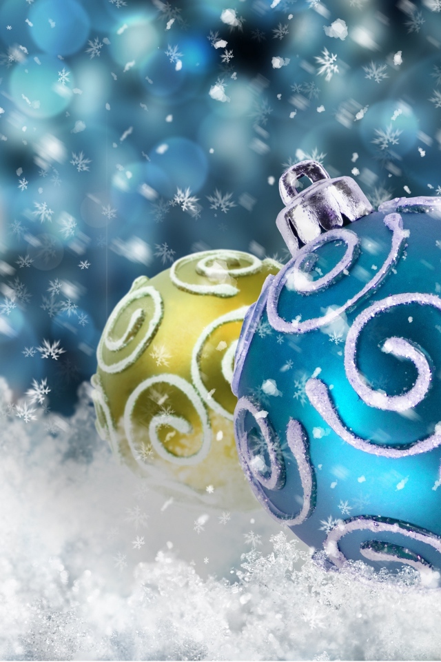 Елочные шары в снегу