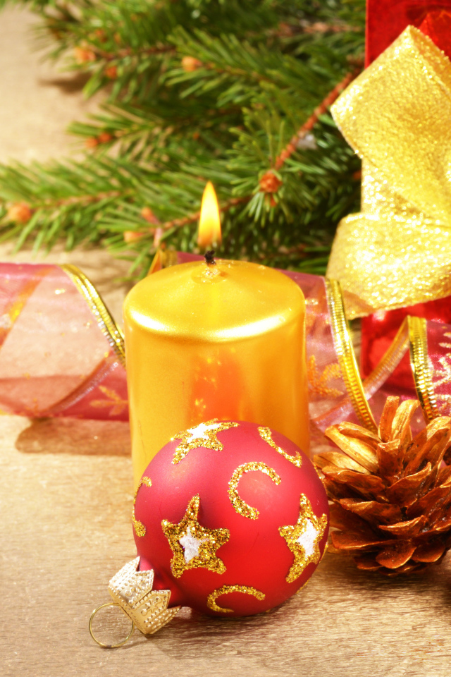 Новогодняя свеча у елки