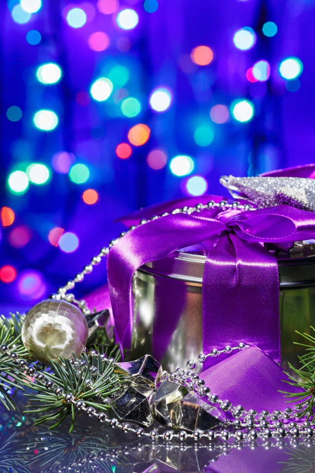Подарок с фиолетовой лентой