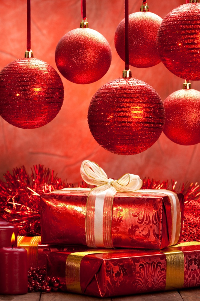 Подарки и красные шары