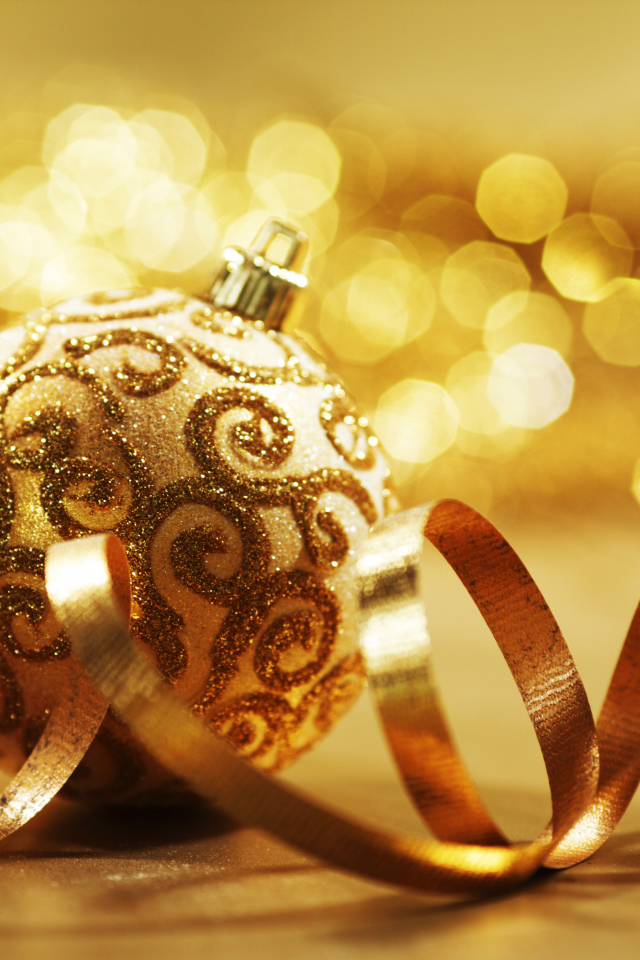 Золотой новогодний шарик