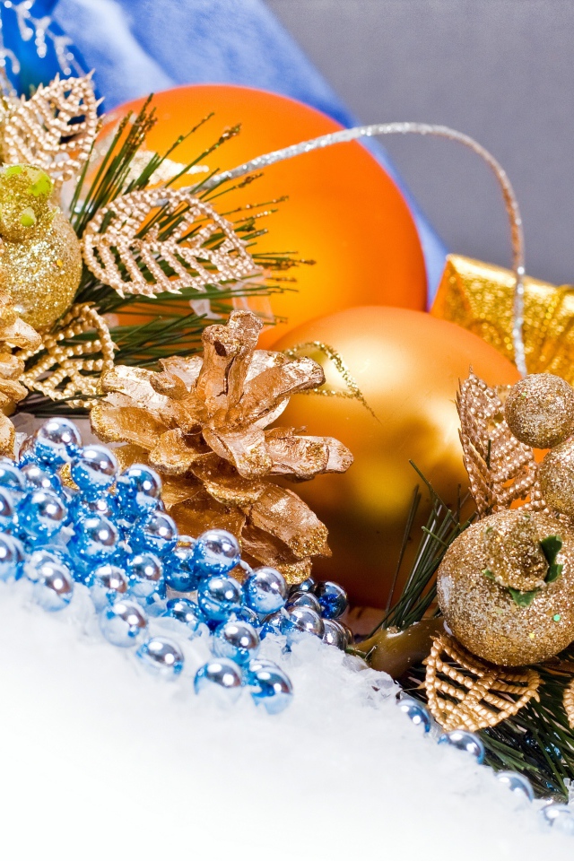 Золотые шары и шишки