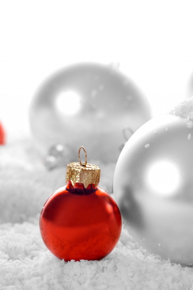 Новогодние игрушки в снегу