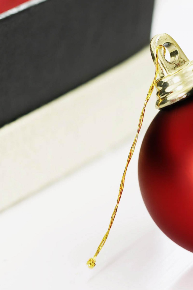 Красный шар для елки