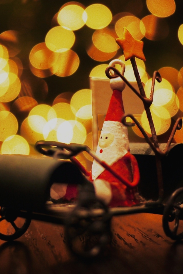 Игрушечный Дед Мороз