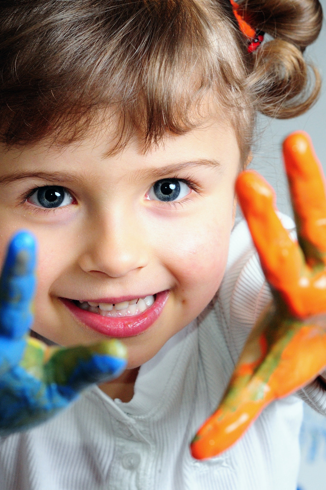 Ребенок с красками