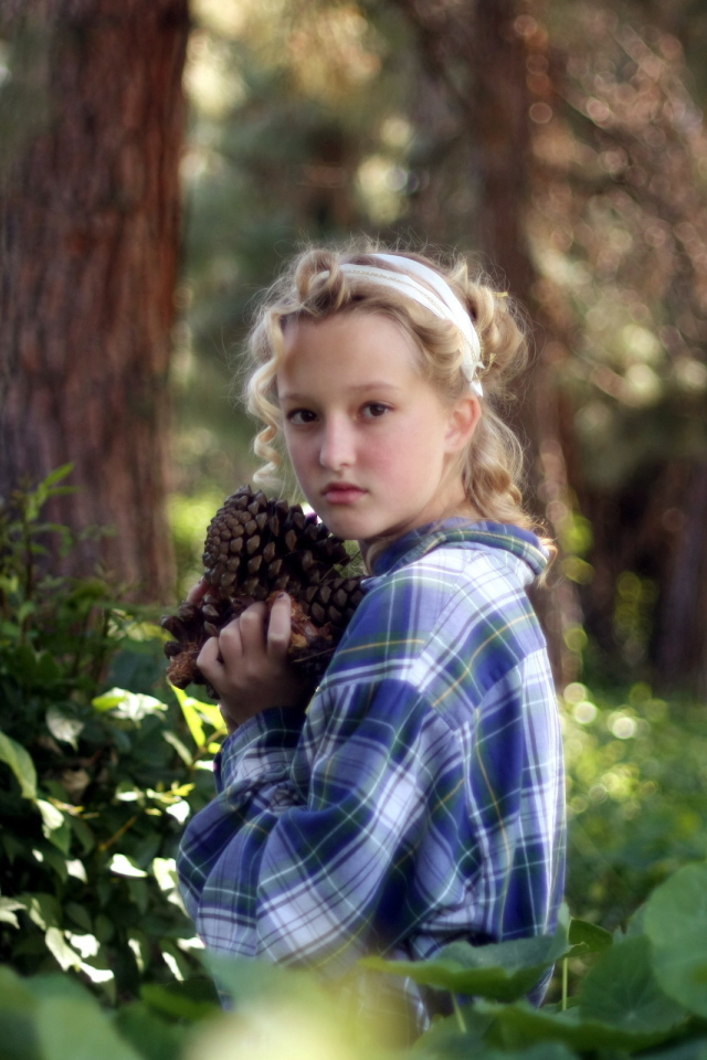 Девочка среди деревьев