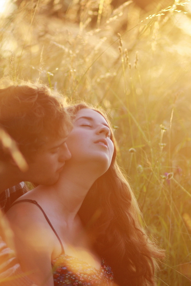 Влюбленная парочка в траве