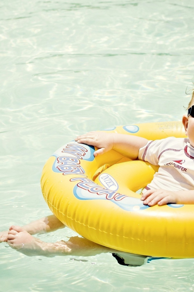 Малыш и надувной круг