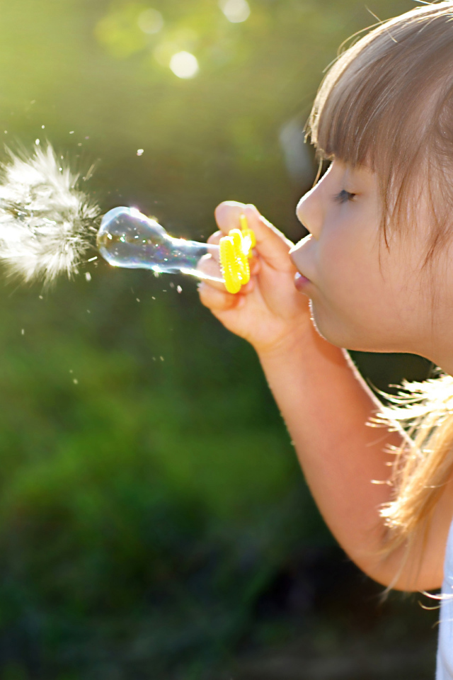Девочка и мыльные пузыри