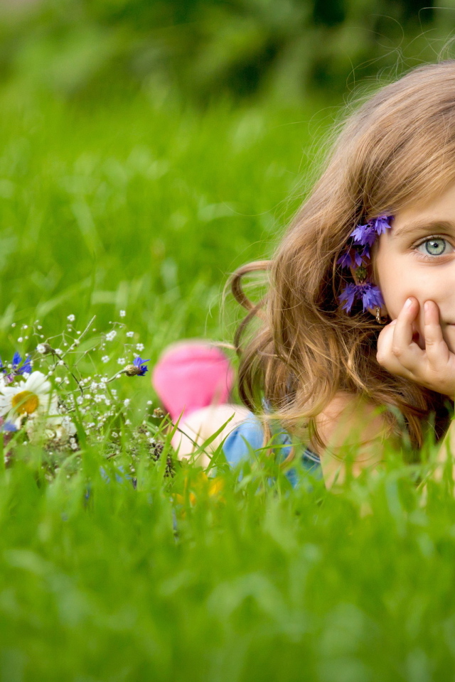 Девочка в траве