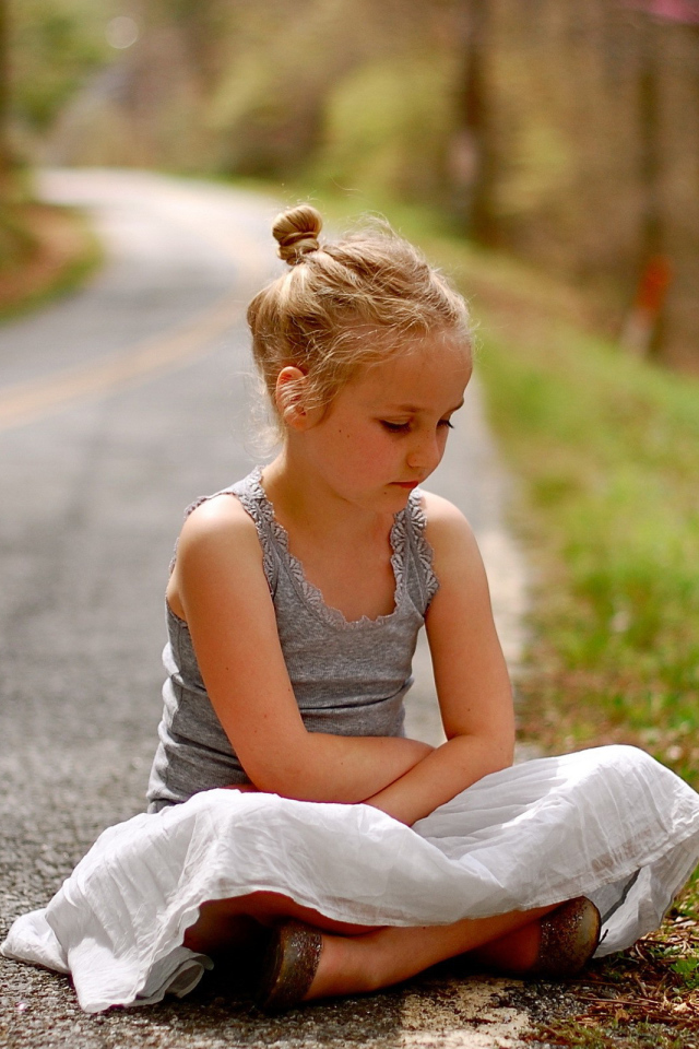 Девочка на дороге