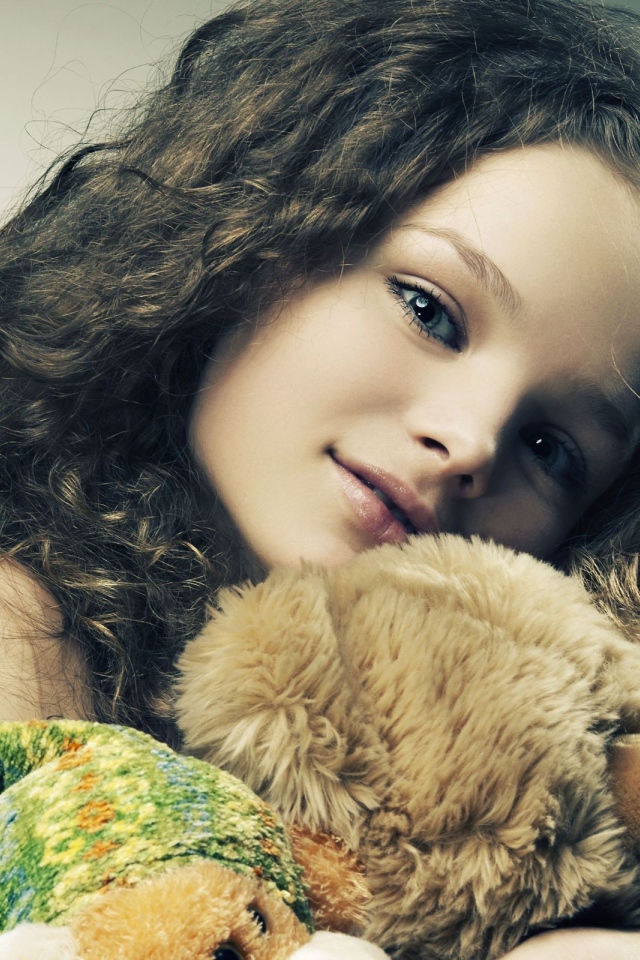 Девочка с игрушками