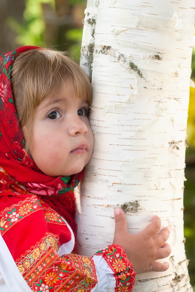 Девочка у березы