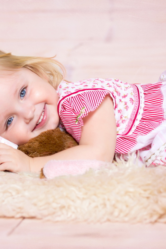 Девочка на полу