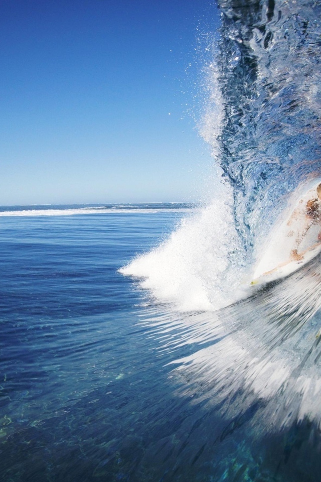 Серфер внутри волны