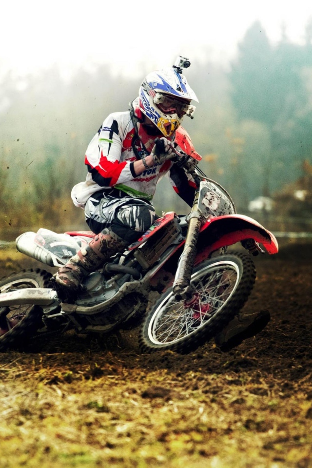 Мотоциклист в грязи