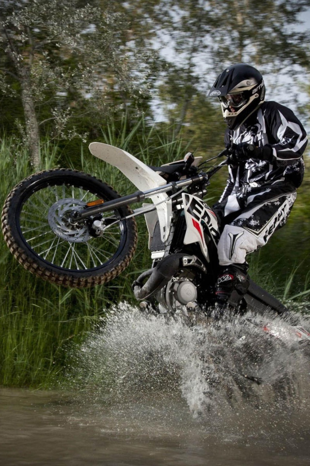 Мотоциклист в воде