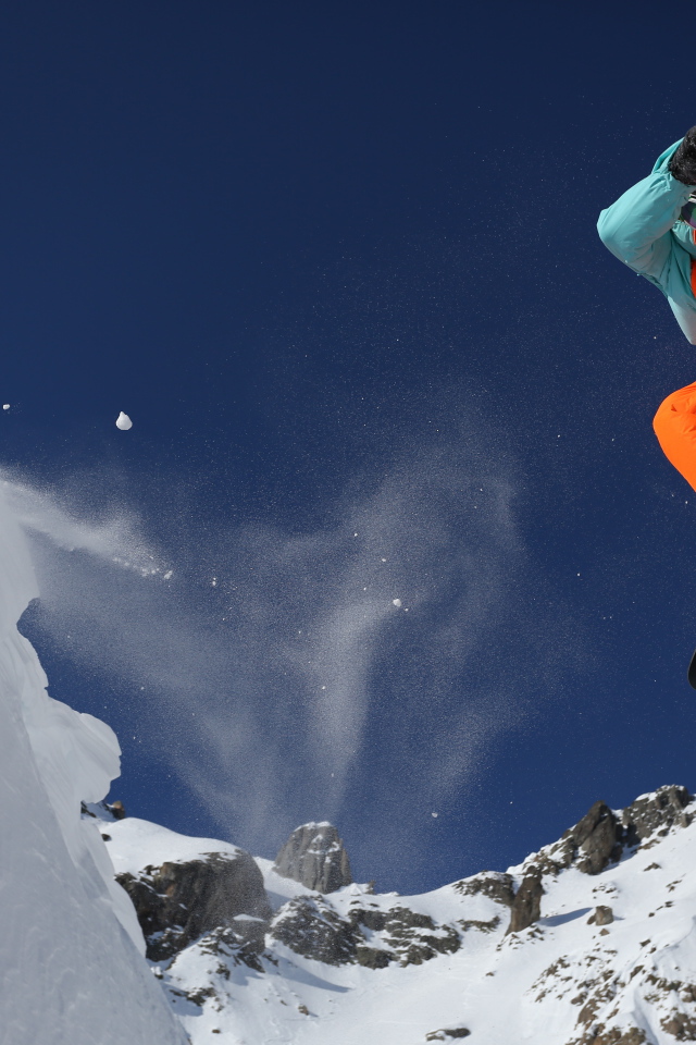 Сноубордист в горах