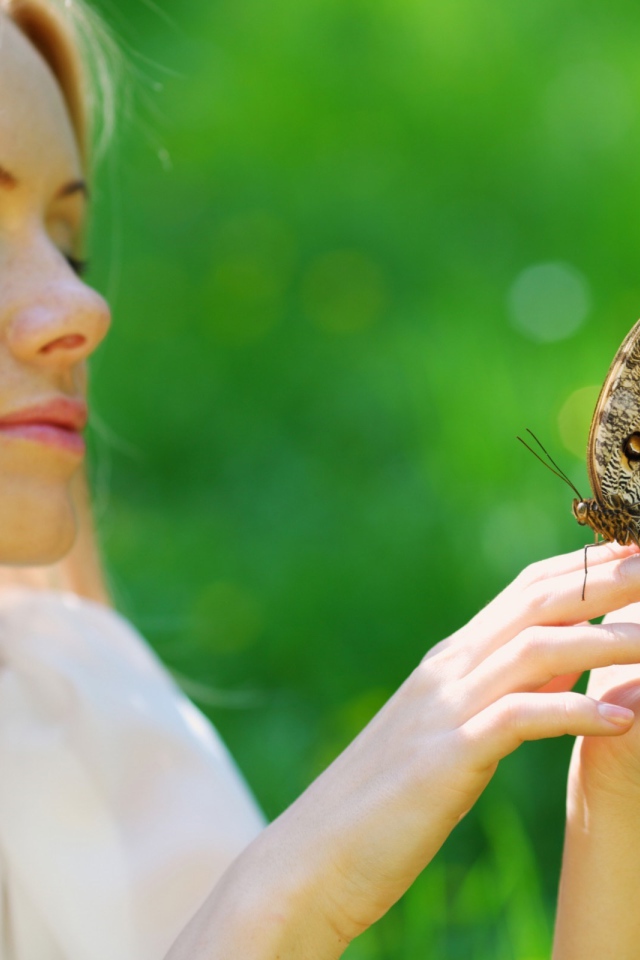 Бабочка сидит на руке