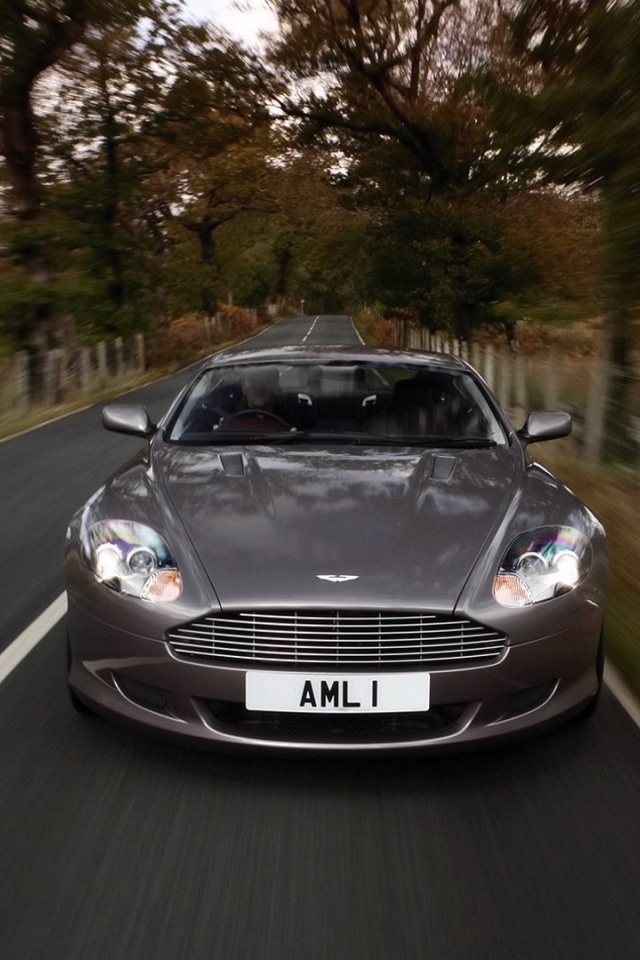 Автомобиль в движении по дороге