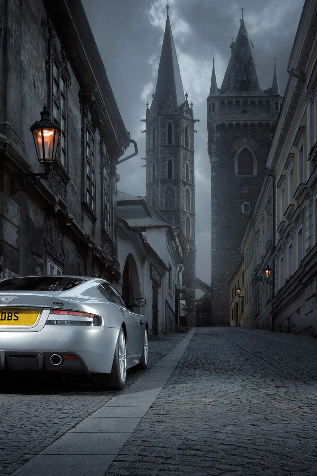 Современный автомобиль на старой улице