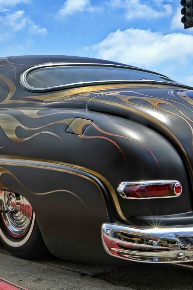 Разрисованный автомобиль на стоянке