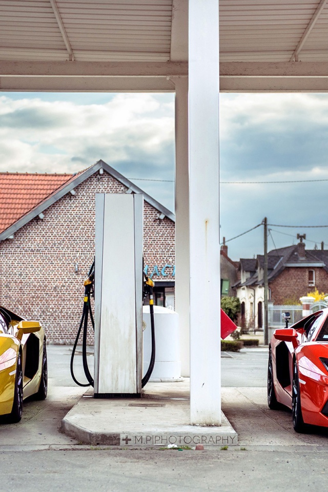 Два спорткара