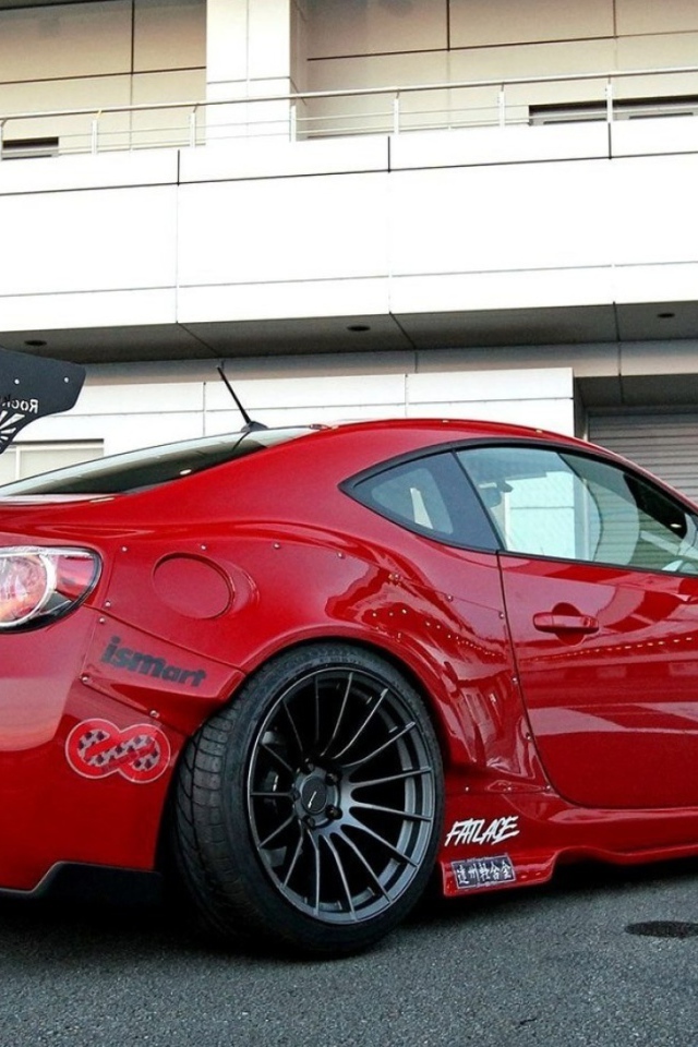 Красный гоночный автомобиль