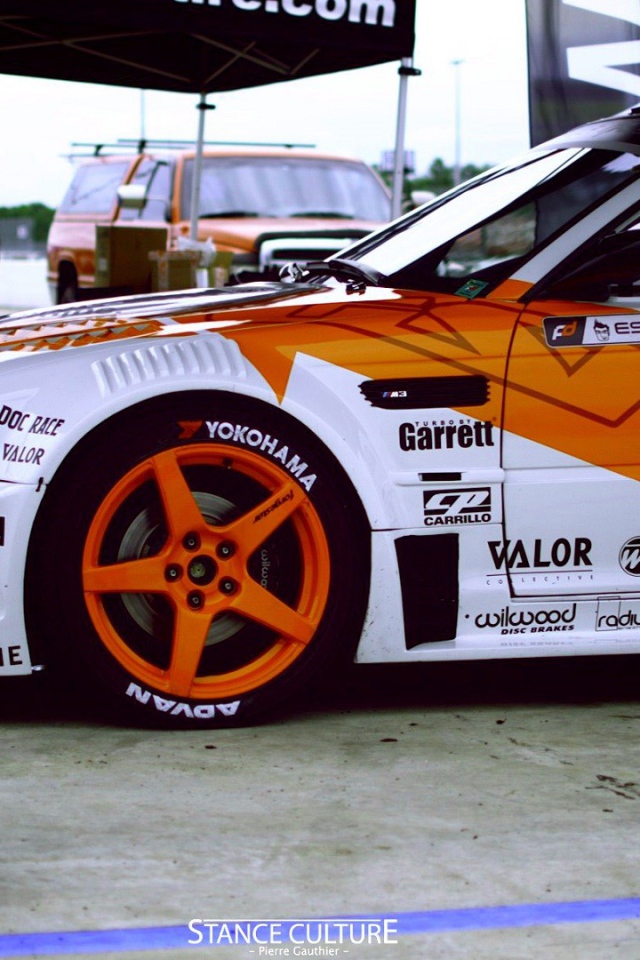 Автомобиль BMW готовится к гонкам