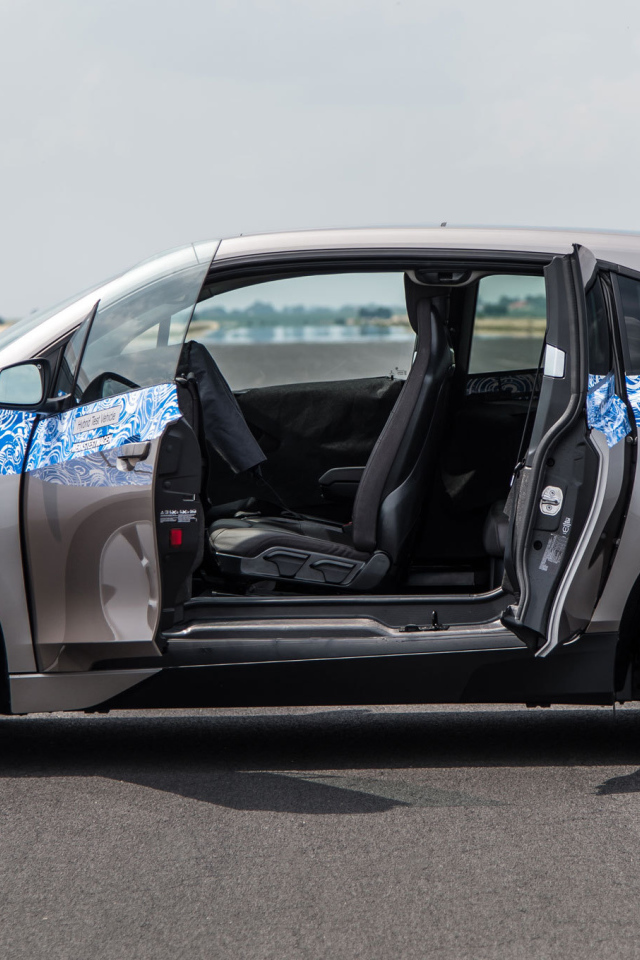 Прототип BMW i3 с открытыми дверями