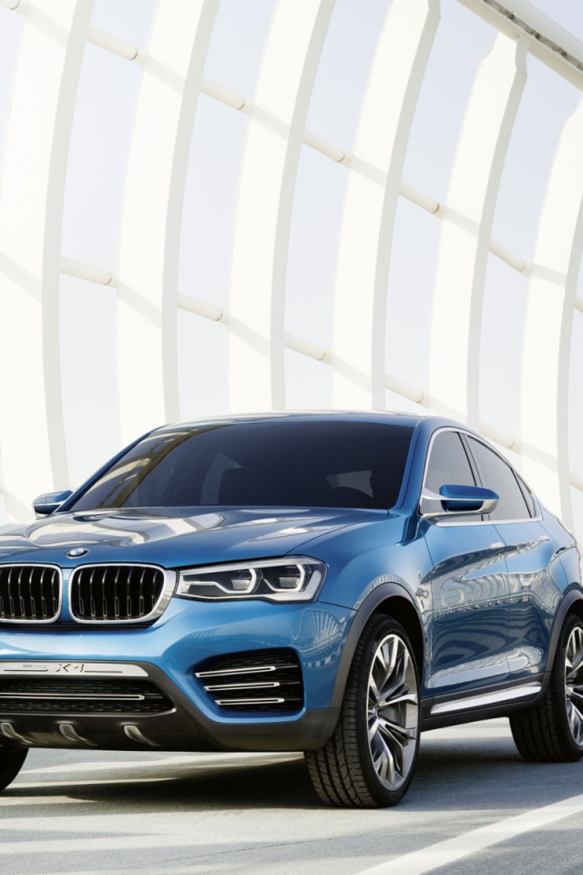 Синий BMW X4 кроссовер на дороге