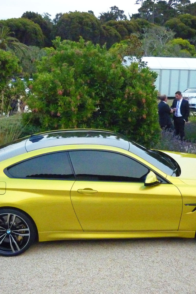 Желтый BMW M4 сверху